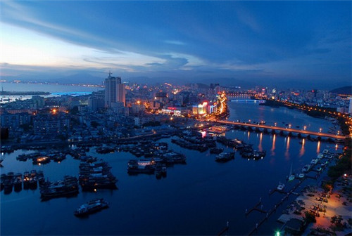 南京东南大学九龙湖周边风景（东南大学九龙湖正门）